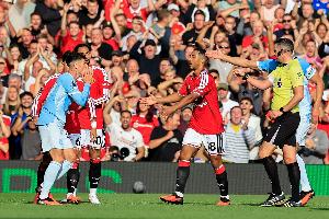 TA评曼市德比判罚：B费吃张黄牌才算合理，但VAR不能介入黄牌判罚