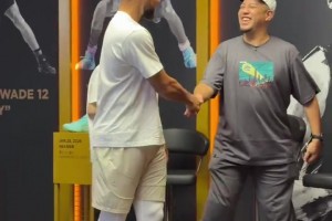库蜜们得多羡慕！库里主动与勇士女主持小气自拍合影
