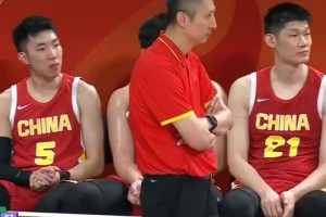 打懵了！中国男篮赛后走错路，苏群吐槽郭士强战术：承担责任