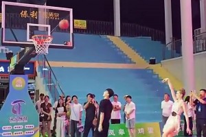 这球能吹一辈子！小伙背对篮筐中圈投篮，砸到球馆上钢管落下打板进筐