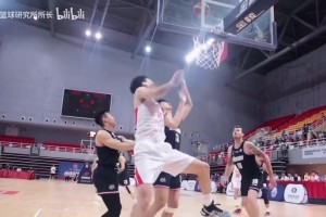 姚明打高尔夫，这画面也太好笑了！球杆在他手里跟牙签似的